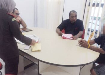 Tersangka kasus dugaan pencabulan, Tamrin Puloli alias Ka Nini (62) diserahkan kepada pihak Kejaksaan Negeri (Kejari) Gorontalo Utara (Gorut) oleh pihak penyidik Satuan Reskrim Polres Gorontalo Utara.