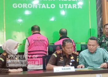 Kejari Gorut memperlihatkan dua terasngka dugaan korupsi perusahaan daerah air minum tahun 2018-2019 di Kwandang, Kamis (6/11). (foto: alosius budiman/gp)