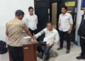 Oknum ASN Gorut inisial MR mengenakan stelan kemeja lengan panjang berwarna putiu saat menjalani proses pemeriksaan kesehatan jelang penahanan yang dilakukan penyidik Reskrimum Polda Gorontalo Senin (24/11/2025) (Foto: Humas Polda Gorontalo/ for Gorontalo Post).