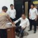 Oknum ASN Gorut inisial MR mengenakan stelan kemeja lengan panjang berwarna putiu saat menjalani proses pemeriksaan kesehatan jelang penahanan yang dilakukan penyidik Reskrimum Polda Gorontalo Senin (24/11/2025) (Foto: Humas Polda Gorontalo/ for Gorontalo Post).