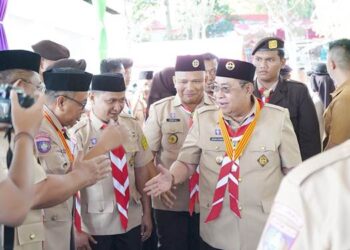 Wali Kota Gorontalo, Adhan Dambea, didampingi Ketua Kwarcab Kota Gorontalo, Husin Ali, saat tiba di panggung utama lokasi Buper Bongohulawa untuk upacara pembukaan Peran Saka Nasional 2025, Senin (3/11). (foto: dok/ Kwarcab kota)