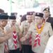 Wali Kota Gorontalo, Adhan Dambea, didampingi Ketua Kwarcab Kota Gorontalo, Husin Ali, saat tiba di panggung utama lokasi Buper Bongohulawa untuk upacara pembukaan Peran Saka Nasional 2025, Senin (3/11). (foto: dok/ Kwarcab kota)