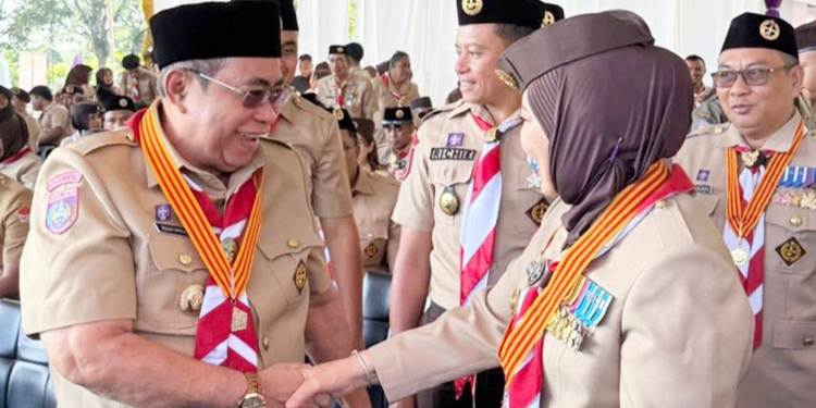 Wali Kota Gorontalo Adhan Dambea, bersama Wakil Gubernur Gorontalo Idah Syahidah Rusli Habibie pada pembukaan Peran Saka Nasional 2025, Senin (3/11). (foto:dok /kwarcabkota)