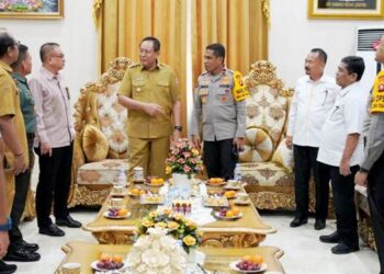 Gubernur Gorontalo Gusnar Ismail berbincang dengan unsur Forkopimda usai rapat di rumah jabatan gubernur, Selasa (25/11/2025). (Foto : dok-pemprov/valen)
