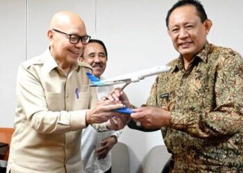 Gubernur Gorontalo Gusnar Ismail menerima cenderamata dari Komisaris Independen Garuda Indonesia, Glenny Kairupan, di Jakarta, Rabu (19/11). (Foto : istimewa/timko)