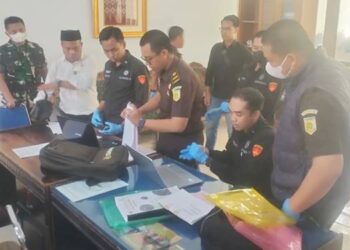 Tim penyidik Kejari Kabupaten Bone Bolango saat melakukan penggeledahan di kantor Dinas Pariwisata Kabupaten Bone Bolango.