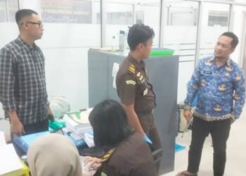 Penyidik Pidana Khusus Kejari Bone Bolango melakukan penggeledahan sejumlah ruangan di kantor  Badan Keuangan Kabupaten Bone Bolango, Senin (10/11/2025).