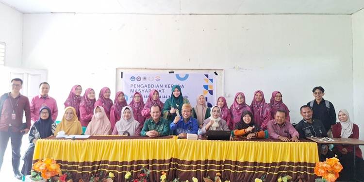Foto bersama Dosen Bastrasia dalam kegiatan pengabdian masyarakat di Pondok Pesantren Al-Falah, Limboto, Kabupaten Gorontalo. (F. Istimewa)