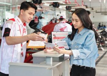 Tim Honda memberikan penjelasan kepada konsumen terkait layanan bengkel resmi Astra Honda Authorized Service Station (AHASS). (foto: dok/daw)