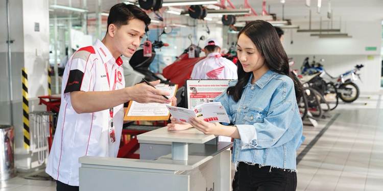 Tim Honda memberikan penjelasan kepada konsumen terkait layanan bengkel resmi Astra Honda Authorized Service Station (AHASS). (foto: dok/daw)