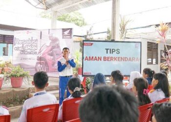 CARI_AMAN - Kampanye keselamatan berlalu lintas terus dilakukan PT Daya Adicipta Wisesa, kali ini menyasar kalangan siswa di Kota Bitung, Sulawesi Utara. (foto: dok/daw)