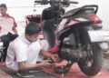 Teknisi bengkel resmi Honda saat sedang melakukan servis sepeda motor konsumen. (foto: dok/daw)