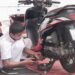 Teknisi bengkel resmi Honda saat sedang melakukan servis sepeda motor konsumen. (foto: dok/daw)