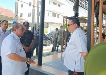 Wali Kota Gorontalo, Adhan Dambea ketika mendatangi Community House yang tak kantongi izin PBG.