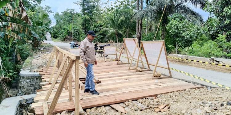 Anggota Komisi III Deprov Gorontalo saat meninjau langsung progres pekerjaan plat duiker yang sudah rampung dikerjakan