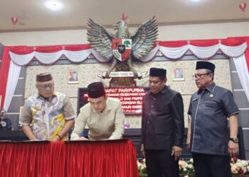 PENGESAHAN. Bupati Gorontalo Sofyan Puhi dan pimpinan DPRD saat melakukan penandatangan kesepakatan KUA-PPAS 2026