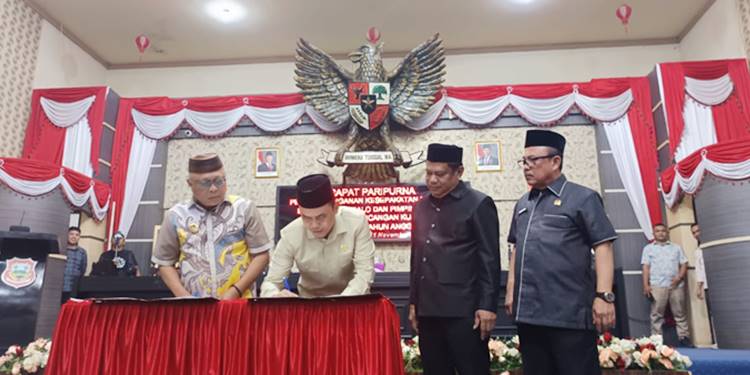 PENGESAHAN. Bupati Gorontalo Sofyan Puhi dan pimpinan DPRD saat melakukan penandatangan kesepakatan KUA-PPAS 2026