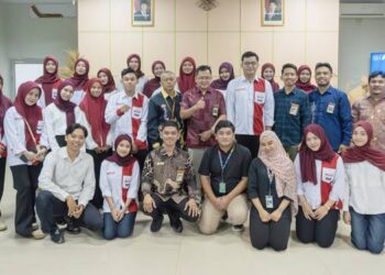 Kepala KPKNL Gorontalo Purwito, bersama jajaran, dan mahasiswa akutansi Indonesia (IMAI) Simpul Gorontalo foto bersama ada studi edukatif di aula Dulohupa, Kantor KPKNL Gorontalo, Kamis (20/11). (foto: dok/kpknl gorontalo)