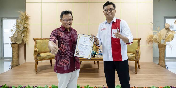 Ketua Umum IMAI Simpul Gorontalo, Sebastian Surya Setiawan menyerahkan piagam kepada Kepala KPKNL Gorontalo, Purwito, Kamis (20/11). (foto: dok/kpknl gorontalo)