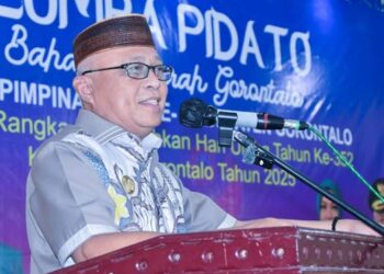 LESTARIKAN. Bupati Gorontalo Sofyan Puhi saat membuka loma pidato bahas Gorontalo antar pimpinan OPD