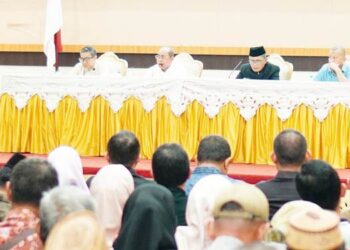 Wali Kota Gorontalo, Adhan Dambea didampingi Wakil Wali Kota Gorontalo, Indra Gobel, Sekretaris Daerah (Sekda), Ismail Madjid dan Asisten III, Deddy A. Kadullah ketika memimpin Rakorev penyelenggaraan pemerintahan, pembangunan, dan kemasyarakatan, Selasa (4/11/2025) malam, di Bandhayo Lo Yiladia (BLY). (Foto: Prokopim)