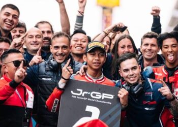 Kiandra Ramadhipa (tengah) merayakan kemenangan bersama tim usai menjuarai European Talent Cup (ETC) Catalunya 2025. (Foto: Dok. Junior Talent Team)