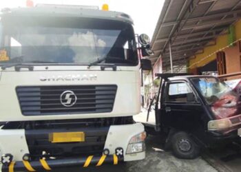 Tronton berwarna putih saat serurudk pikup di simpang tiga Jalan Barito Kelurahan Bulotadaa Barat Kecamatan Sipatana Kota Gorontalo