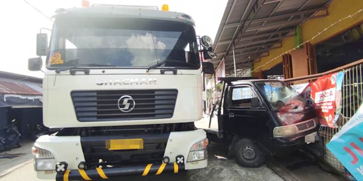 Tronton berwarna putih saat serurudk pikup di simpang tiga Jalan Barito Kelurahan Bulotadaa Barat Kecamatan Sipatana Kota Gorontalo