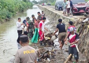 Forkopimcam Paguyaman, melakukan menyerbu Desa Kuala Lumpur, untuk melakukan pembersihan lingkungan.