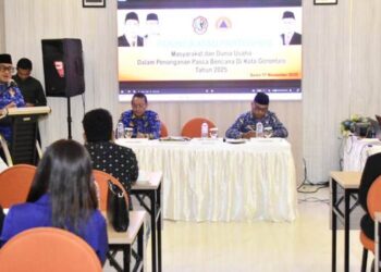 Wakil Wali Kota Gorontalo, Indra Gobel ketika membuka kegiatan peningkatan partisipasi masyarakat dan dunia usaha dalam penanganan pasca bencana di Hotel Yulia, Senin (17/11/2025). (Foto: Prokopim)