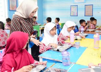Wakil Gubernur Idah Syahidah Rusli Habibie saat memantau distribusi MBG bagi siswa sekolah dasar. (foto: dok/Pemprov)