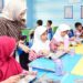 Wakil Gubernur Idah Syahidah Rusli Habibie saat memantau distribusi MBG bagi siswa sekolah dasar. (foto: dok/Pemprov)