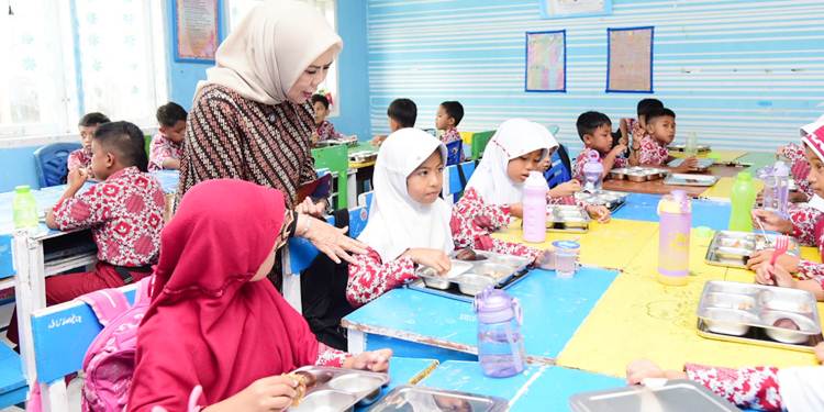 Wakil Gubernur Idah Syahidah Rusli Habibie saat memantau distribusi MBG bagi siswa sekolah dasar. (foto: dok/Pemprov)