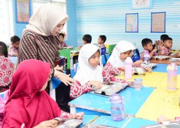 TERUS DIPACU - Wakil Gubernur Gorontalo Idah Syahidah RH melihat langsung menu MBG yang diterima siswa di Gorontalo. (foto: dok/pemprov)