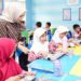 TERUS DIPACU - Wakil Gubernur Gorontalo Idah Syahidah RH melihat langsung menu MBG yang diterima siswa di Gorontalo. (foto: dok/pemprov)