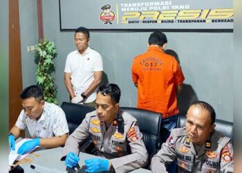 Waka Polres Pohuwato bersama Kasat Reskrim, saat menggelar perkara kasus dugaan peredaran illegal merkuri.
