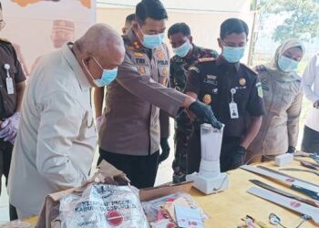 Kajari Limboto dan jajaran Forkopimda saat memusnahkan barang bukti