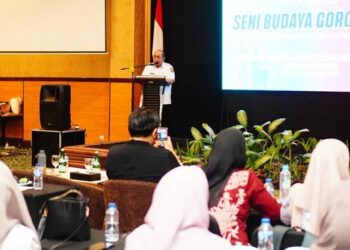 Wali Kota Gorontalo, Adhan Dambea emberikan sambutan sekaligus membuka kegiatan peningkatan kapasitas para pelatih alat musik Koko'o dan Tarian Dana-Dana, yang dikemas dalam kegiatan Workshop Seni Budaya Gorontalo, Rabu (13/11/2025) di Balroom Hotel Grand Q. (Foto: Prokopim)