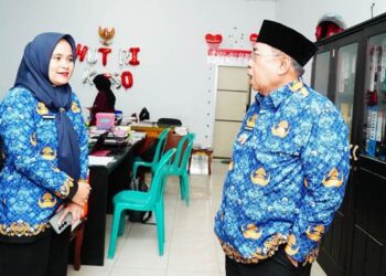 Wali Kota Gorontalo, Adhan Dambea didampingi Kepala DPPKBP3A Kota Gorontalo, Eladona Oktamina Sidiki ketika melihat kondisi kantor yang sudah tak layak digunakan, Senin (17/11/2025). (Foto: Prokopim)