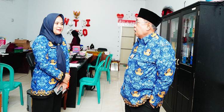 Wali Kota Gorontalo, Adhan Dambea didampingi Kepala DPPKBP3A Kota Gorontalo, Eladona Oktamina Sidiki ketika melihat kondisi kantor yang sudah tak layak digunakan, Senin (17/11/2025). (Foto: Prokopim)