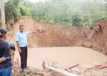 Salah satu aktivitas PETI di wilayah Kecamatan Paguyaman, Kabupaten Boalemo. Pertambangan emas tanpa izin di wilayah ini diklaim berada di kawasan perkebunan tebu milik perusahaan gula. (foto: dok / gorontalo post)