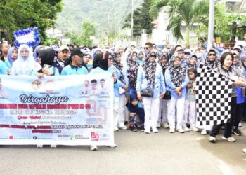 Wakil Wali Kota Gorontalo, Indra Gobel ketika melepas peserta jalan sehat yang digelar dalam rangka memperingati HUT ke-80 PGRI tingkat Kota Gorontalo, Ahad (23/11/2025). (Foto: Prokopim)