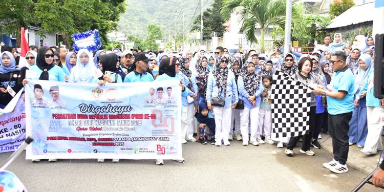 Wakil Wali Kota Gorontalo, Indra Gobel ketika melepas peserta jalan sehat yang digelar dalam rangka memperingati HUT ke-80 PGRI tingkat Kota Gorontalo, Ahad (23/11/2025). (Foto: Prokopim)