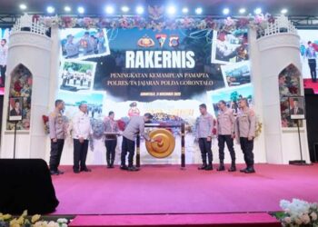 Kapolda Gorontalo, Irjen Pol. Drs. Widodo,S.H.,M.H didampingi Wakapolda dan sejumlah PJU Polda Gorontalo, membuka pelaksanaan Rakernis Peningkatan Kemampuan Pamapta, Selasa (11/11).