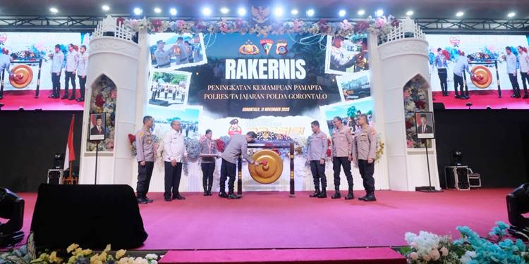 Kapolda Gorontalo, Irjen Pol. Drs. Widodo,S.H.,M.H didampingi Wakapolda dan sejumlah PJU Polda Gorontalo, membuka pelaksanaan Rakernis Peningkatan Kemampuan Pamapta, Selasa (11/11).