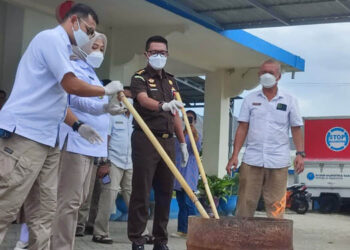 Kepala BNNP Gorontalo, Brigjen Pol. Sri Bardiyati, S.Sos., M.Sidan disaksikan unsur Kejaksaan, TNI, Polri, musnahkan barang bukti di halaman kantor BNNP Gorontalo, Rabu (19/11). Foto: Natharahman/ Gorontalo Post.