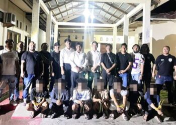 Tim Resmob Polres Saronde bersama tim gabungan saat mengamankan tersangka pencuri batrei tower.