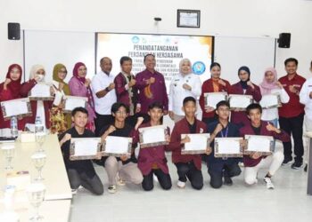 Duta anti narkoba FIP saat berfoto bersama setelah penandatanganan PKS. (F. Istimewa)