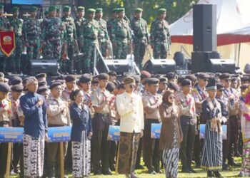 BHINEKA TUNGGAL IKA - Peserta Peran Saka Nasional 2025 dari seluruh Indonesia, mengikuti upacara adat Bhineka Tunggal Ika saat pembukaan Peran Saka Nasional di Buper Bongohulawa, Limboto, Kabupaten Gorontalo, Senin (3/11). (Foto: humas peran saka)