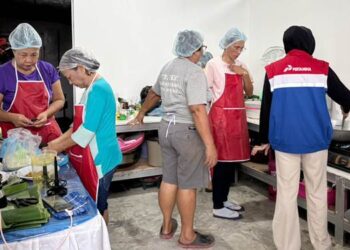Pertamina memberikan pelatihan pengolahan makanan ringan khas Bibisa Go Roa bagi kelompok binaan di Bitung, Sulawesi Utara. (foto: dok/pertamina)